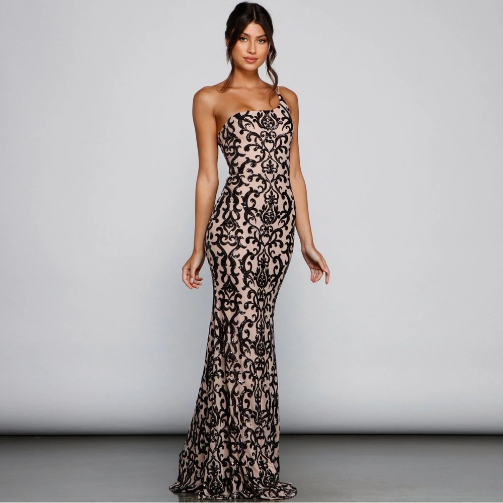 Elegant Black and Cream Lace Evening Gown